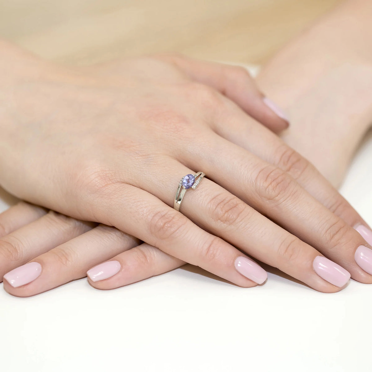 Prsten z bílého 14k zlata s oválným tanzanitem 0,40 ct a diamanty 0,052 ct