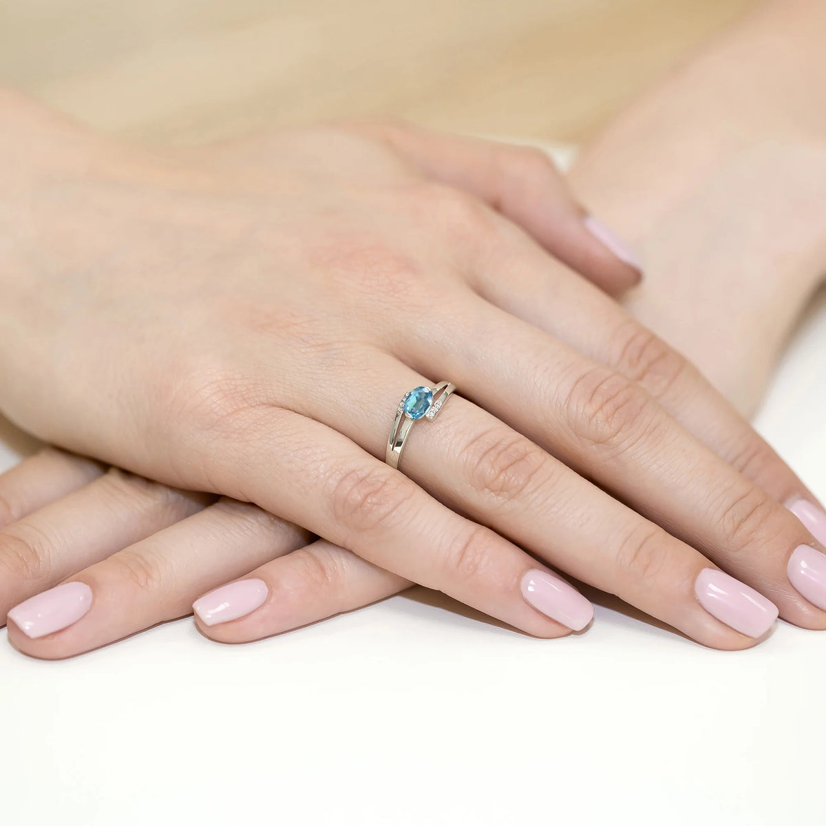 Prsten s překříženými rameny z bílého 14k zlata s oválným topazem Swiss Blue 0,50 ct a diamanty 0,052 ct