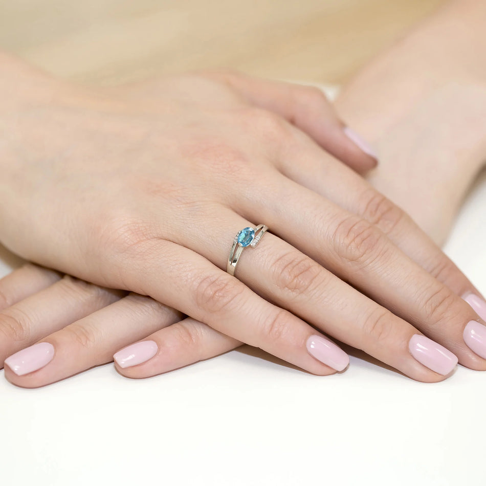Prsten z bílého zlata s topazem 0,50 ct a diamanty 0,052 ct
