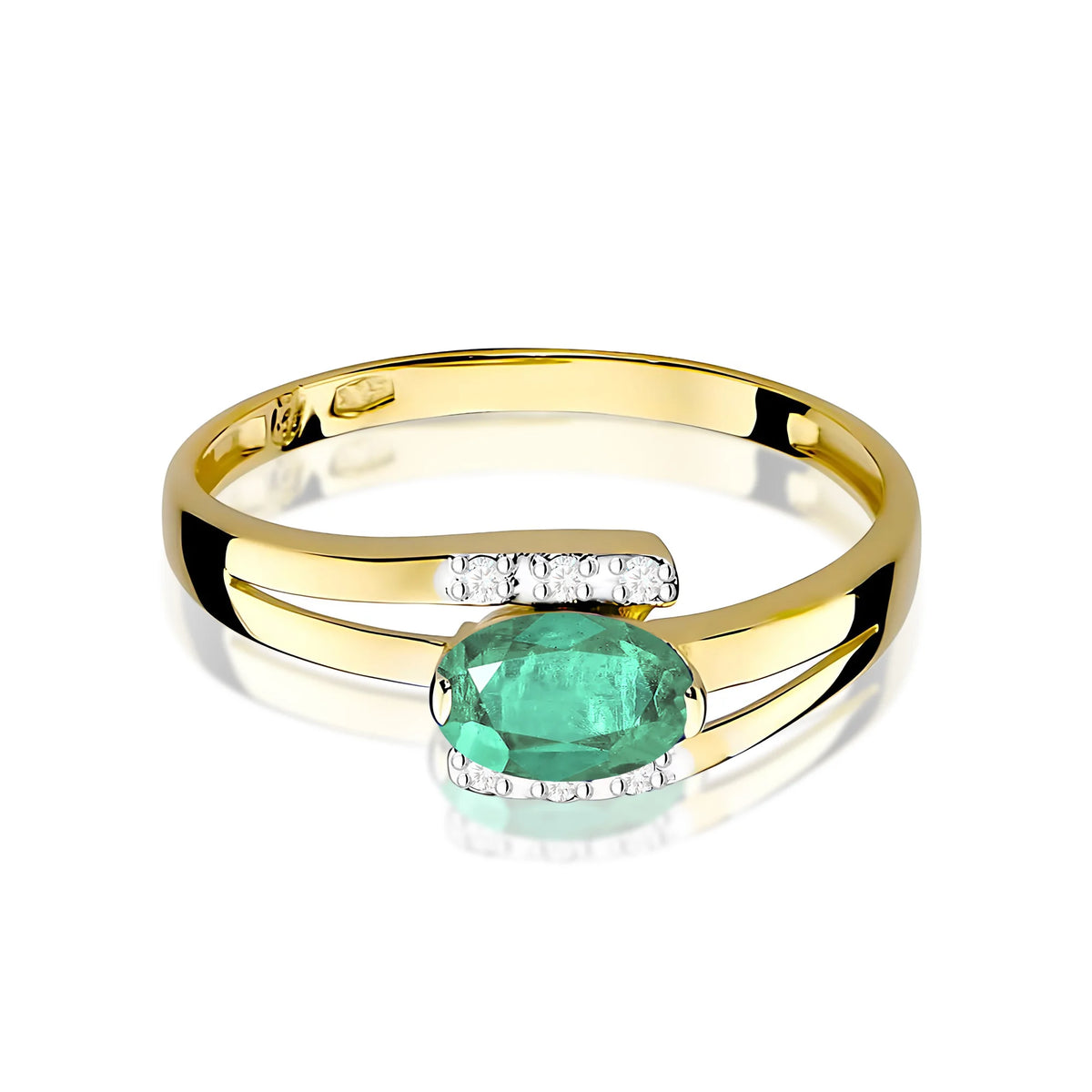 Prsten ze žlutého 14k zlata s oválným smaragdem 0,40 ct a diamanty 0,052 ct
