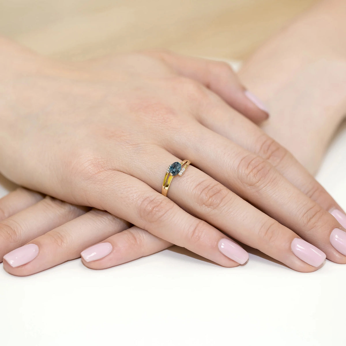 Prsten s překříženými rameny ze žlutého 14k zlata s oválným topazem London Blue 0,50 ct a diamanty 0,052 ct