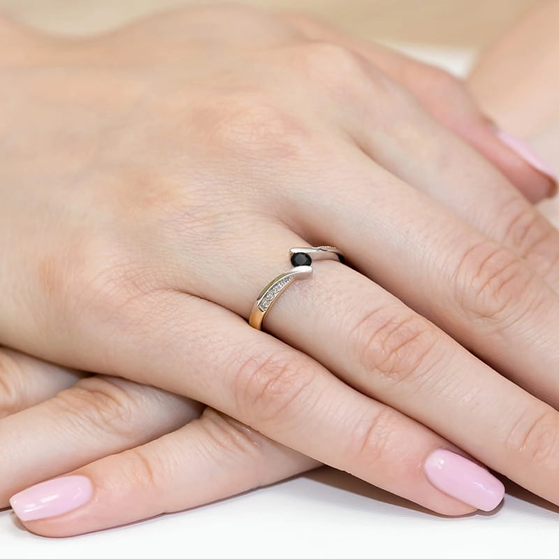 Zlatý prsten s černým diamantem 0,12 ct a diamanty 0,03 ct