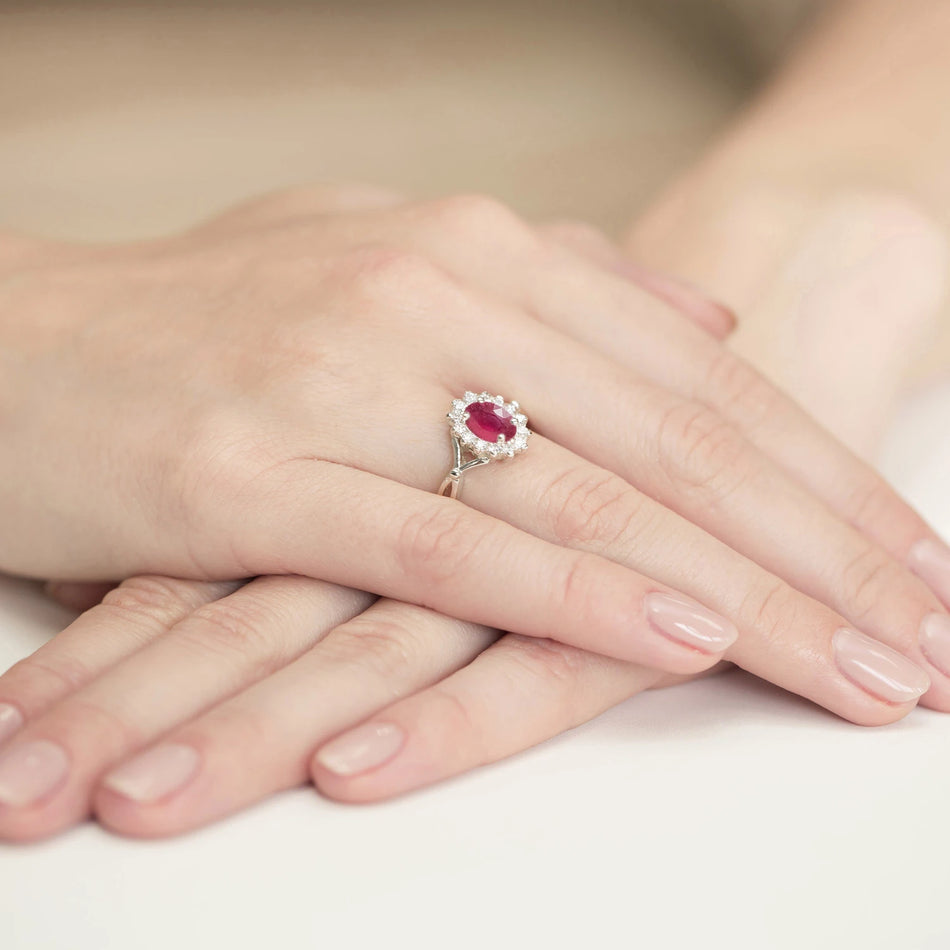 Prsten z bílého zlata s 1,00ct rubínem a 0,28ct diamanty