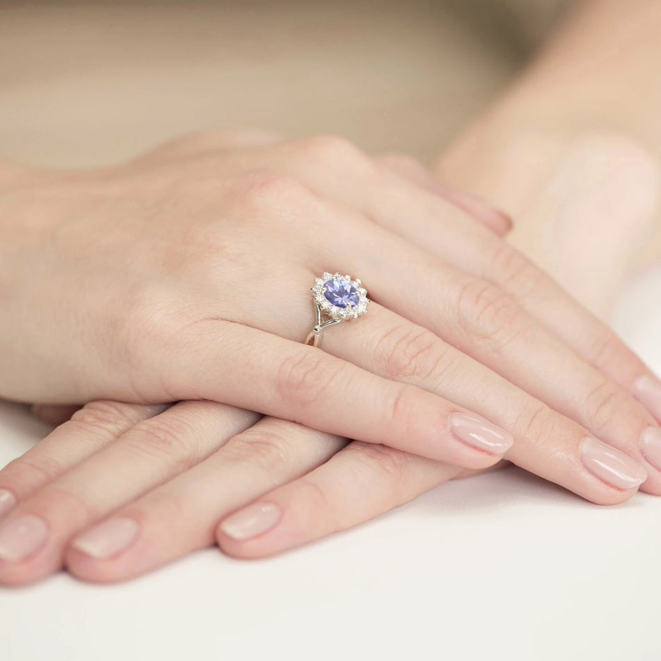 Prsten z bílého zlata s 0,70ct tanzanitem a diamanty 0,28 ct