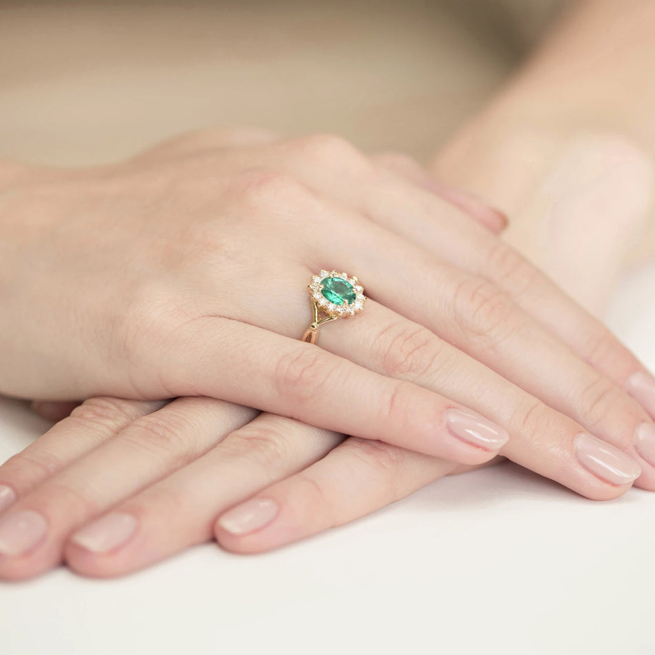 Gold Ring with 0.80ct Emerald and 0.28ct Diamonds