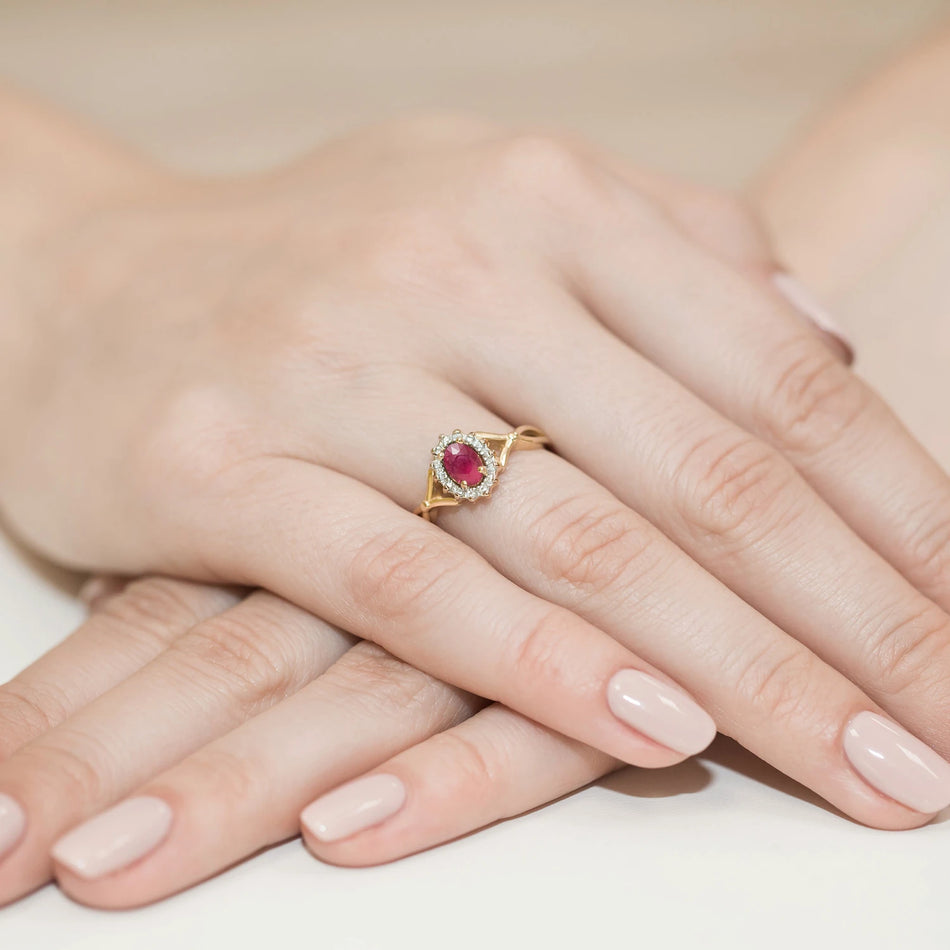Zlatý prsten s rubínem 0,60 ct a diamanty 0,12 ct