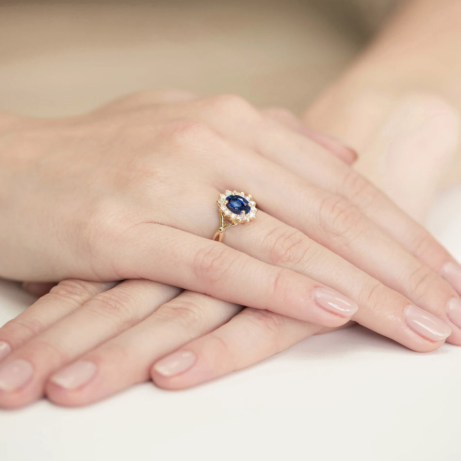 Gold Ring with 0.90ct Sapphire and 0.28ct Diamonds