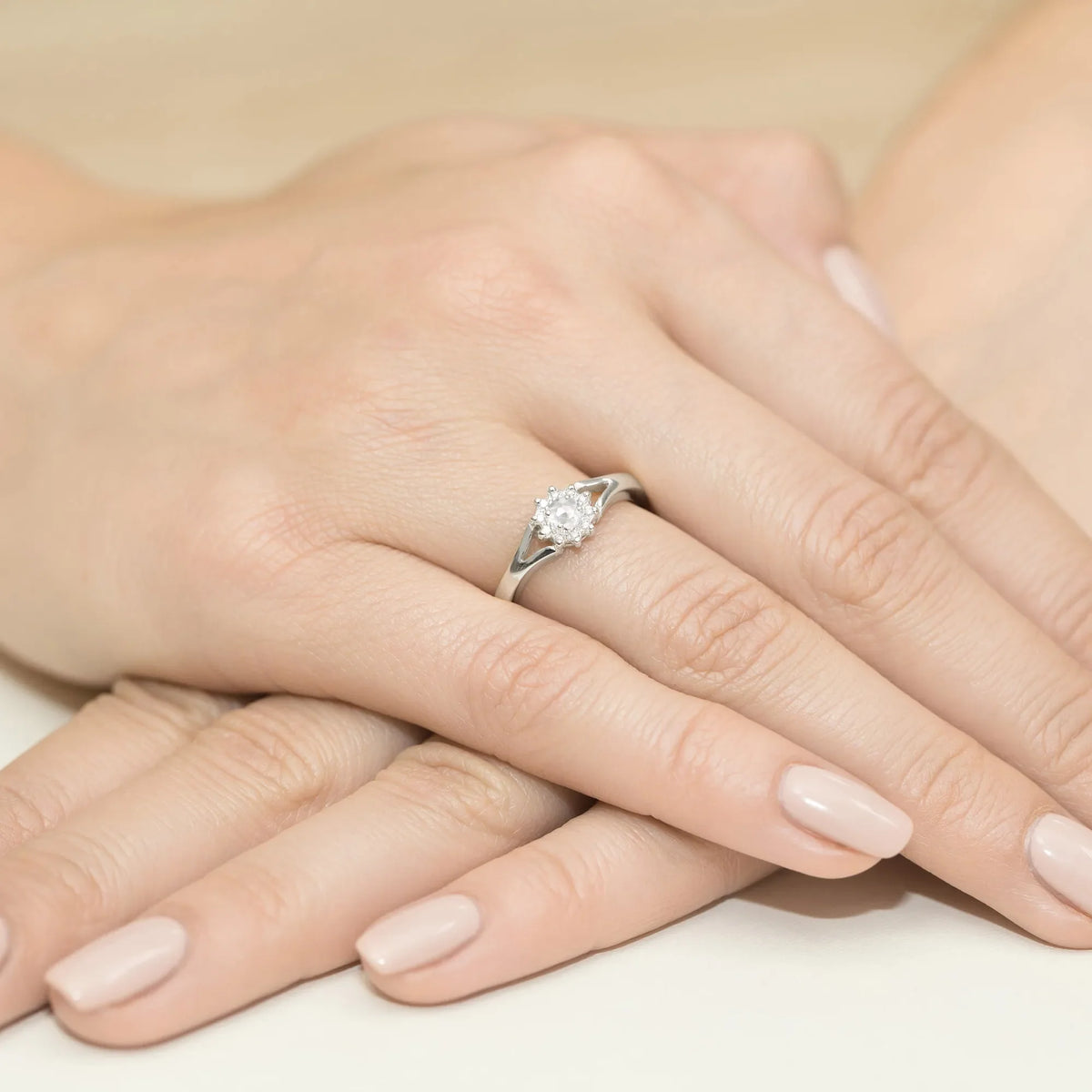 Zásnubní prsten s diamantem v 585 bílém zlatě
