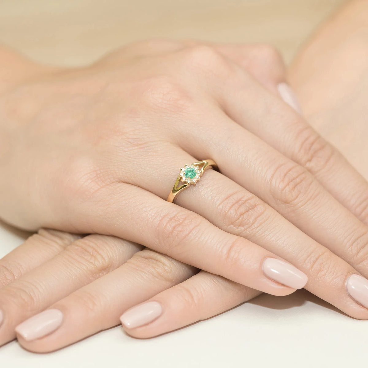 zlatý prsten s 0,15ct smaragdem a 0,086ct diamanty w0185-emg-01