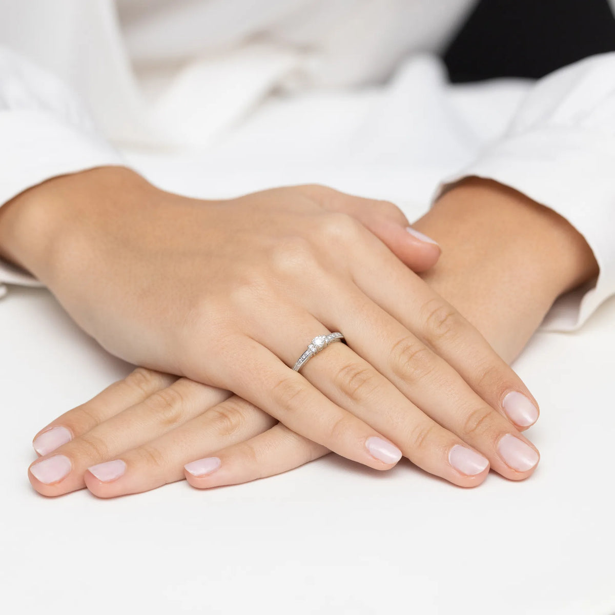 Zásnubní prsten s diamantem v 585 bílém zlatě