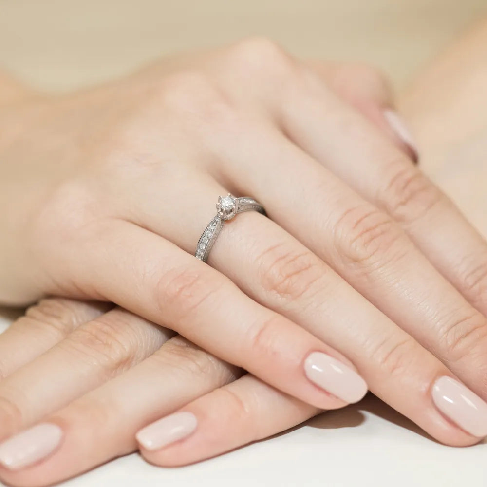 Zásnubní prsten s diamantem v 585 bílém zlatě