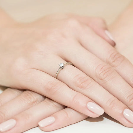 Zásnubní prsten s diamantem v 585 bílém zlatě