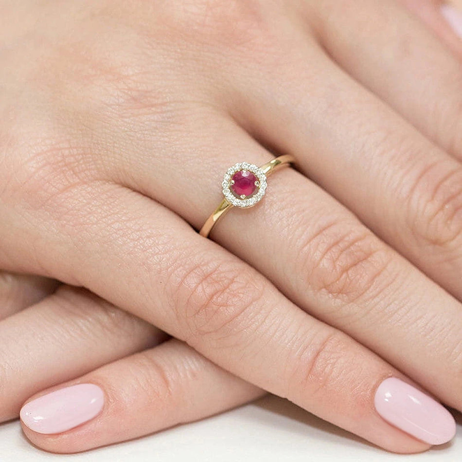 Zlatý prsten s rubínem 0,15 ct a diamanty 0,08 ct