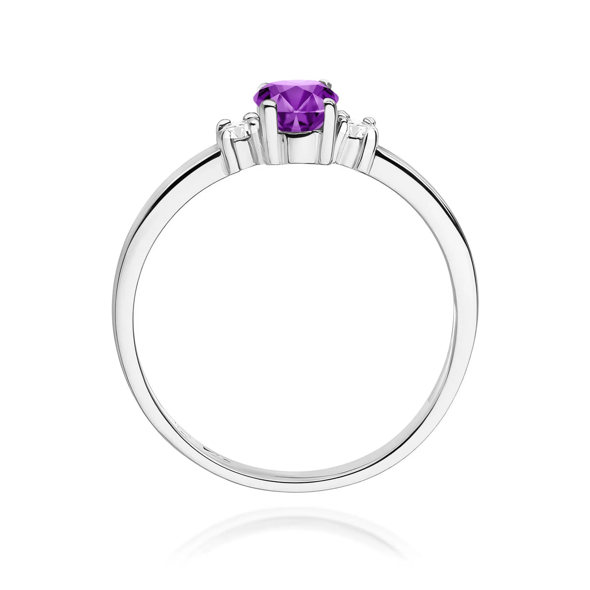 Prsten se třemi kameny z bílého 14k zlata s oválným ametystem 0,40 ct a diamanty 0,08 ct