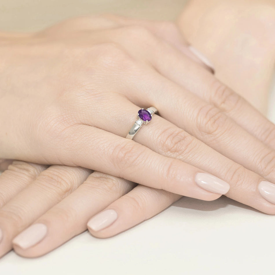 Prsten z bílého zlata s 0,40ct ametystem a 0,08ct diamanty