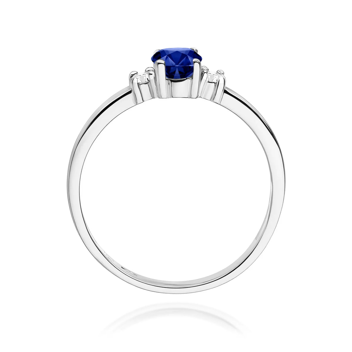 Prsten se třemi kameny z bílého 14k zlata s oválným safírem 0,70 ct a diamanty 0,08 ct