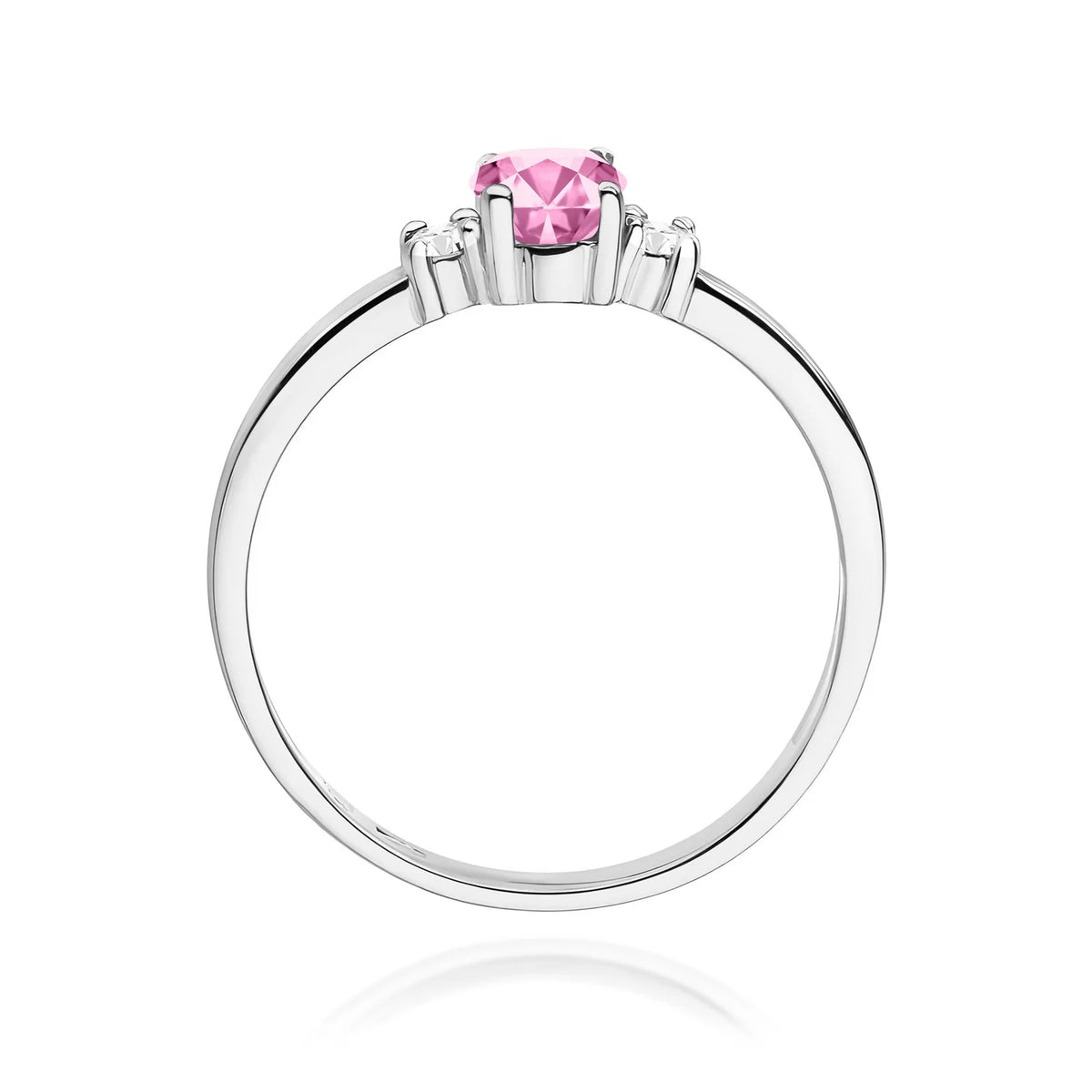 Prsten se třemi kameny z bílého 14k zlata s oválným růžovým safírem 0,45 ct a diamanty 0,08 ct