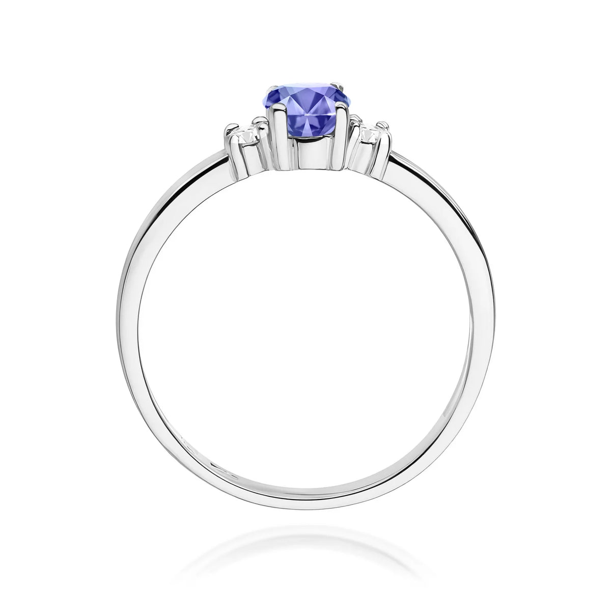 Prsten se třemi kameny z bílého 14k zlata s oválným tanzanitem 0,40 ct a diamanty 0,08 ct