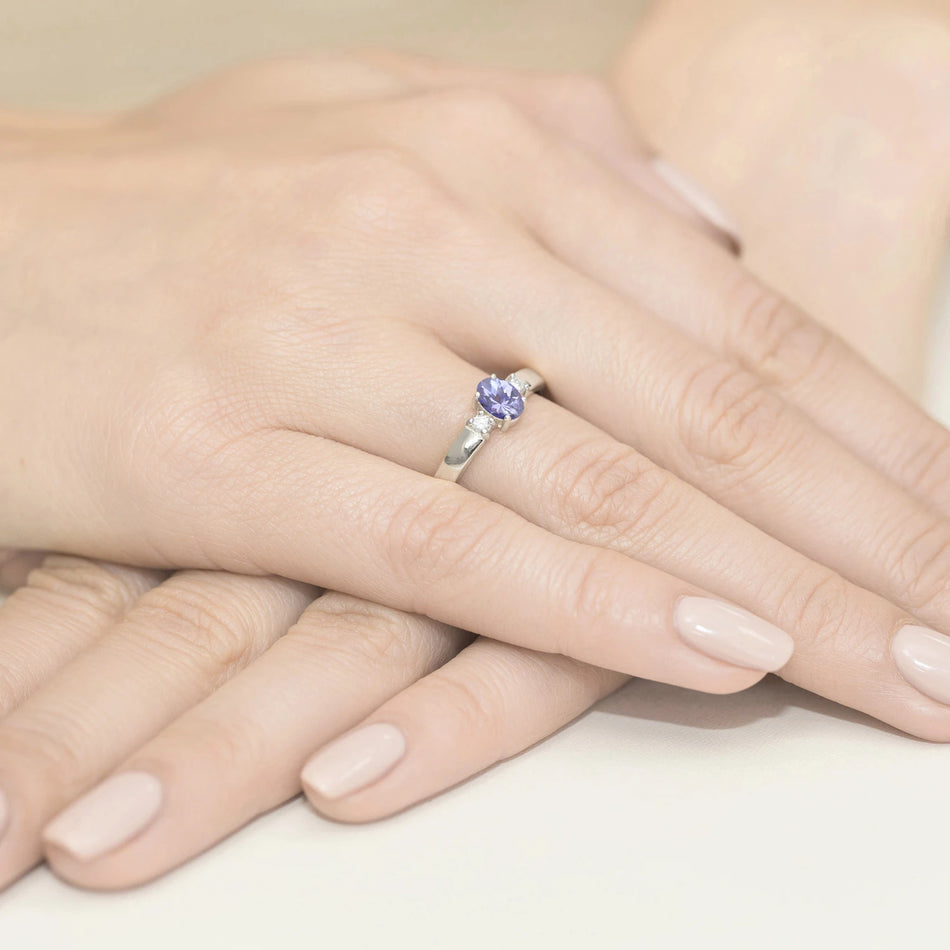 Prsten z bílého zlata s 0,40ct tanzanitem a 0,08ct diamanty