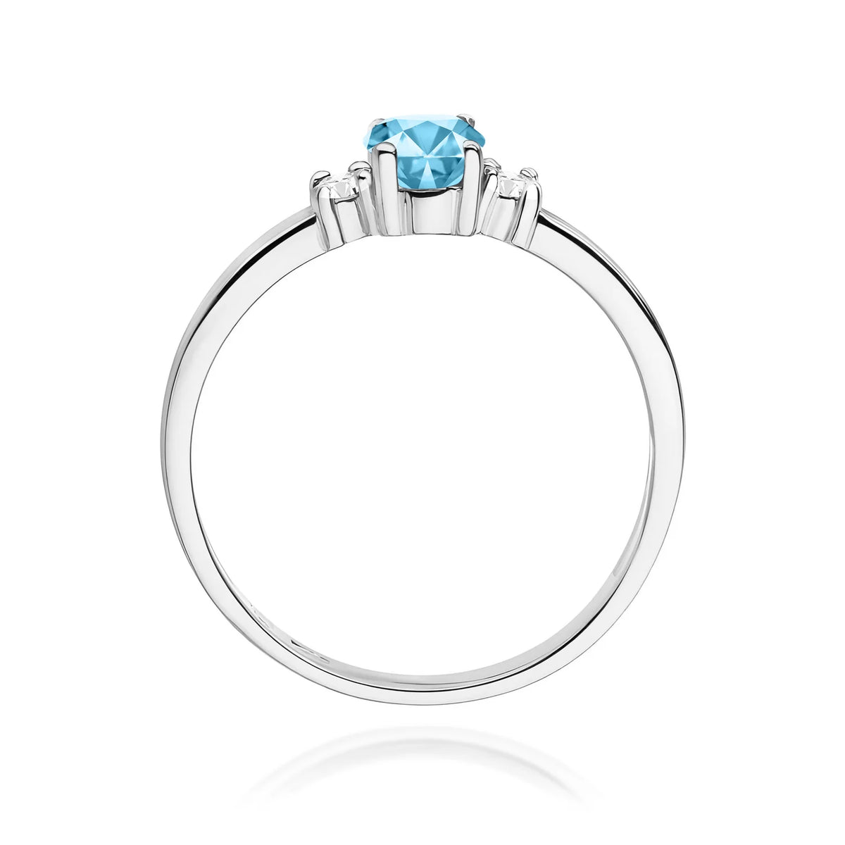 Prsten se třemi kameny z bílého 14k zlata s oválným topazem Swiss Blue 0,50 ct a diamanty 0,08 ct