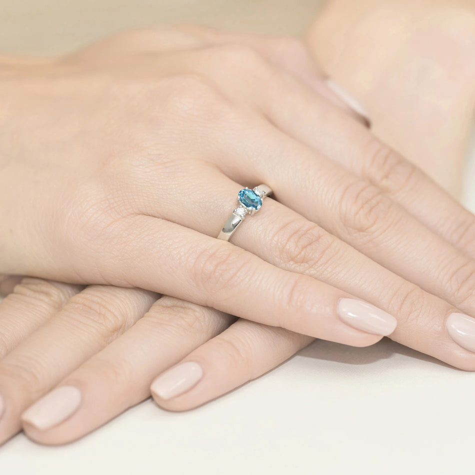 Prsten z bílého zlata s topazem 0,50 ct a diamanty 0,08 ct