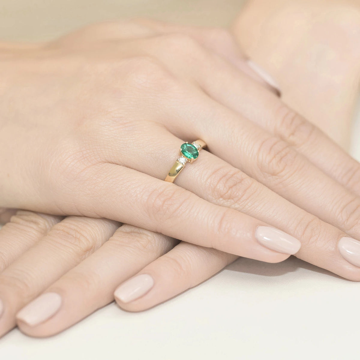 Prsten se třemi kameny ze žlutého 14k zlata s oválným smaragdem 0,40 ct a diamanty 0,08 ct