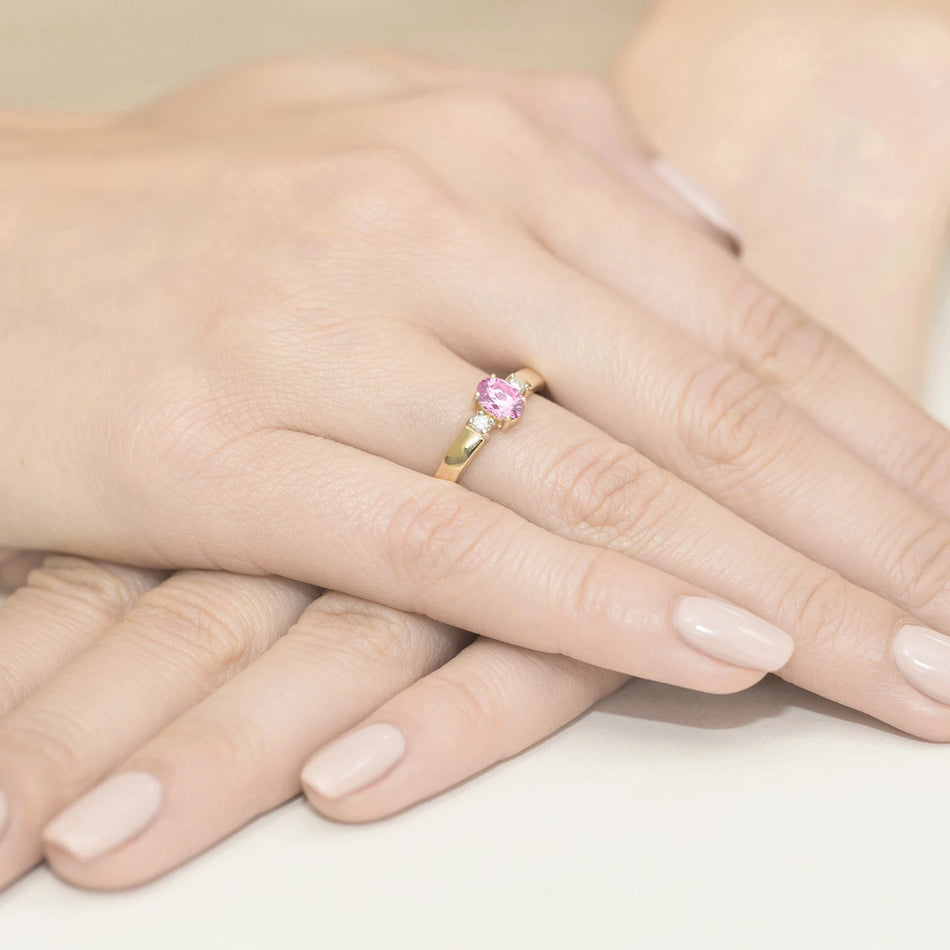 Zlatý prsten s růžovým safírem 0,45 ct a diamanty 0,08 ct