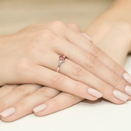 gold-ring-with-0-60ct-ruby-and-0-052ct-diamonds-w0301-rur-01