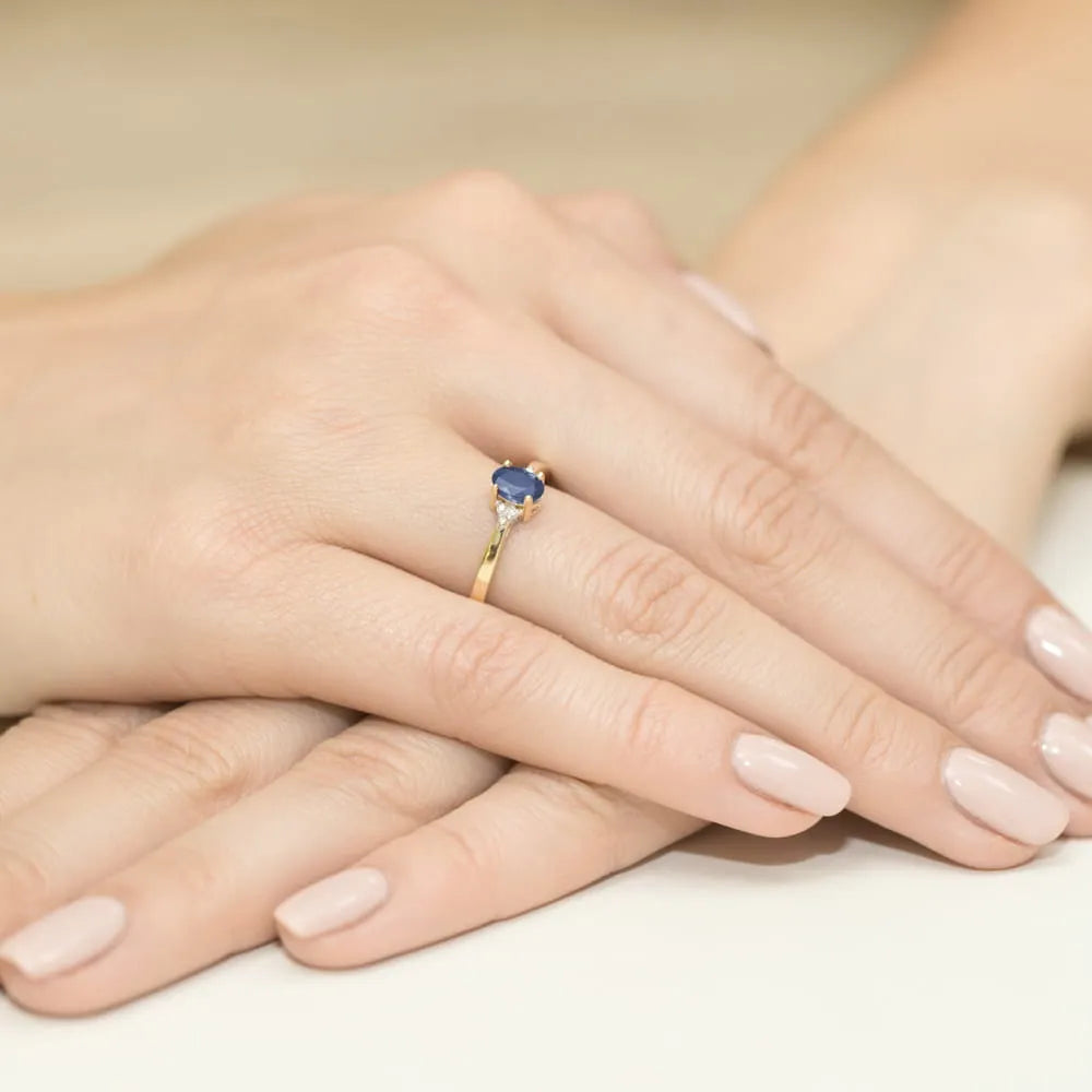 zlatý prsten s 0,70ct safírem a 0,052ct diamanty w0301-sab-01