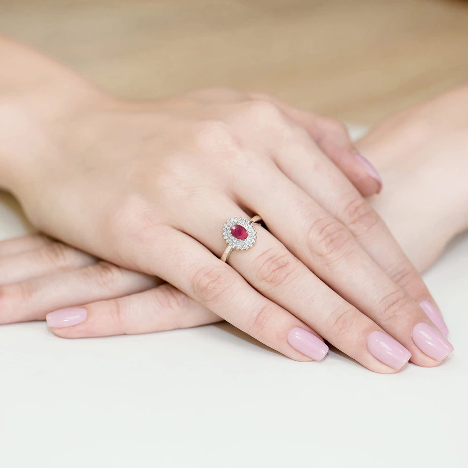 Prsten z bílého zlata s rubínem 0,60 ct a diamanty 0,195 ct