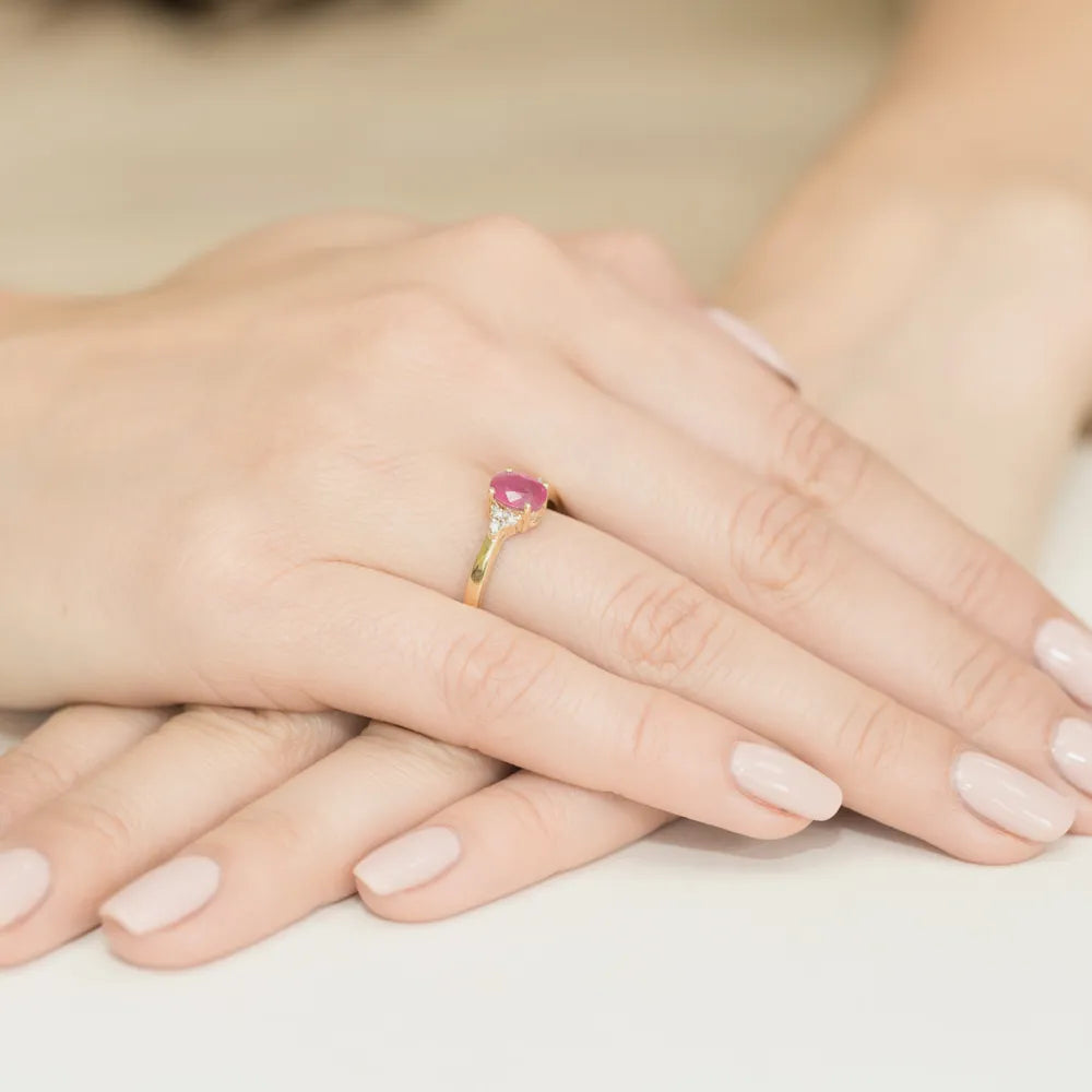 zlatý prsten s 1,00ct rubínem a 0,052ct diamanty w0308-rur-01