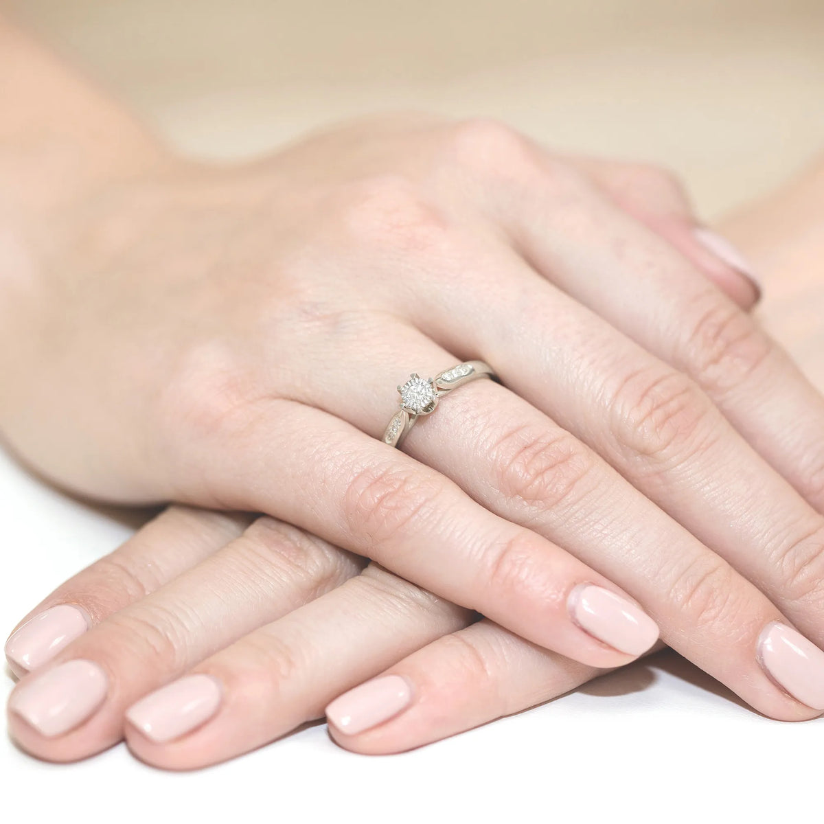 prsten-ze-zlata-s-laboratorně-vyrobenými-diamanty-0-08ct-a-0-052ct-w0328-ldw-01