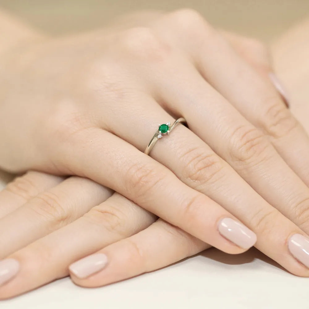 prsten-ze-zlata-s-0-15ct-smaragdem-a-0-017ct-diamanty-w0346-emg-01