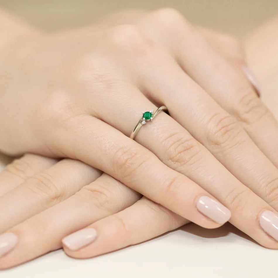 prsten-ze-zlata-s-0-15ct-smaragdem-a-0-017ct-diamanty-w0346-emg-01