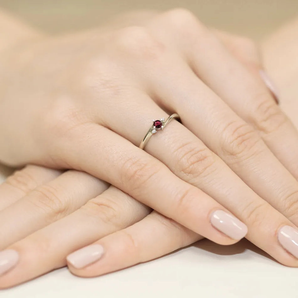zlatý prsten s 0,30ct rubínem a 0,029ct diamanty w0346-rur-02