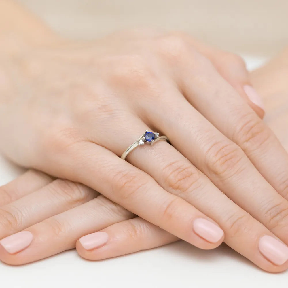 zlatý prsten s 0,30ct safírem a 0,029ct diamanty w0346-sab-02