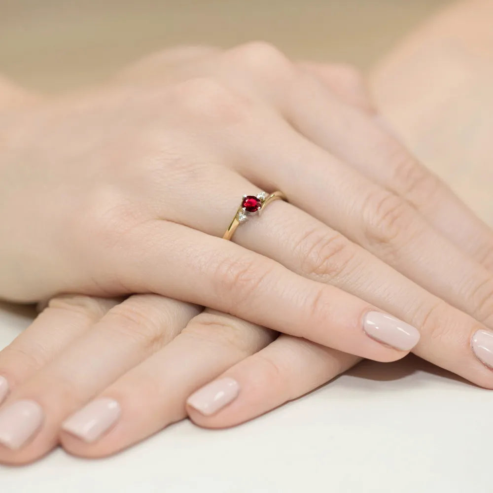 zlatý prsten s 0,30ct rubínem a 0,029ct diamanty w0346-rur-02