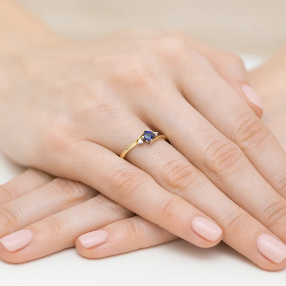 zlatý prsten s 0,30ct safírem a 0,029ct diamanty w0346-sab-02