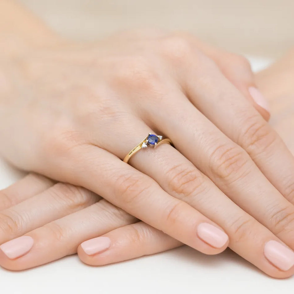 gold-ring-with-0-30ct-sapphire-and-0-029ct-diamonds-w0346-sab-02