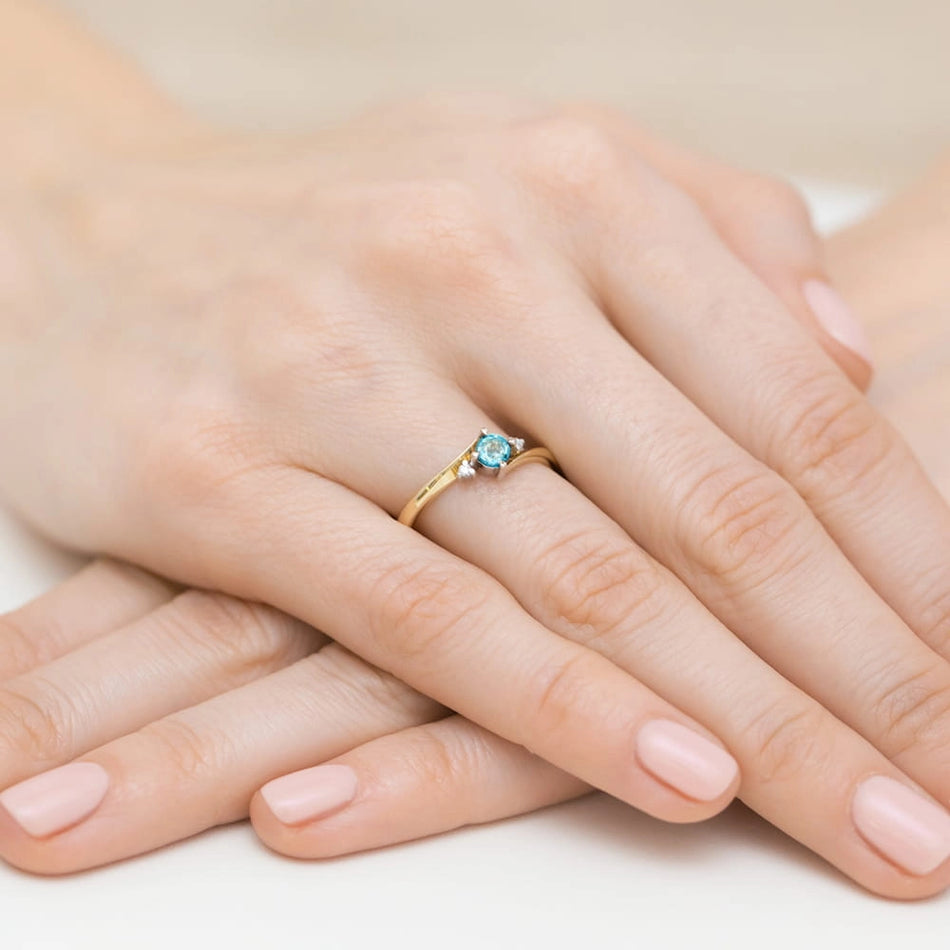 Zlatý prsten s topazem a diamanty