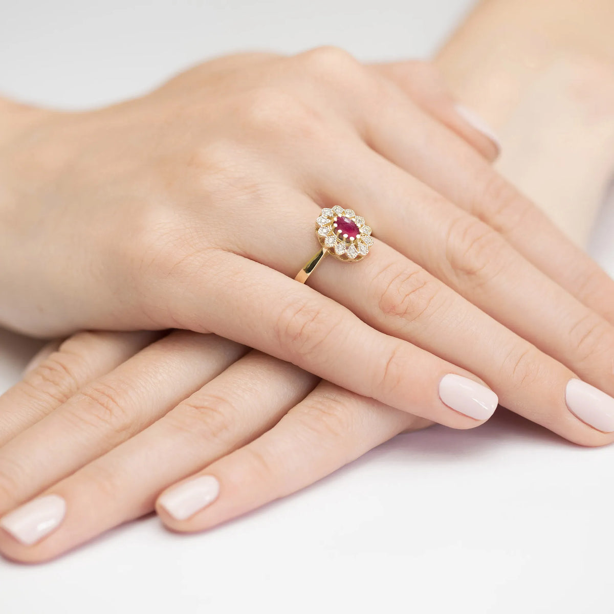 zlatý prsten s 0,60ct rubínem a 0,103ct diamanty w0354-rur-01