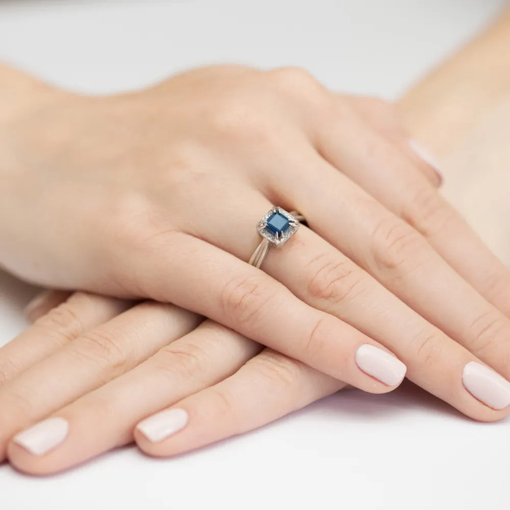 zlatý prsten s 0,70ct safírem a 0,06ct diamanty w0358-sab-01