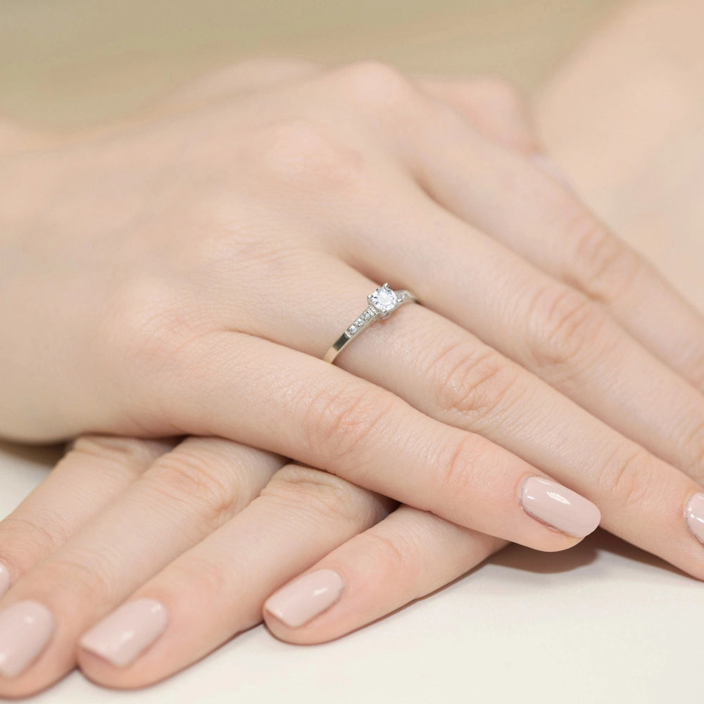 Výrazný prsten z bílého zlata ryzosti 585 s kulatým diamantem 0,15 ct a diamanty 0,06 ct