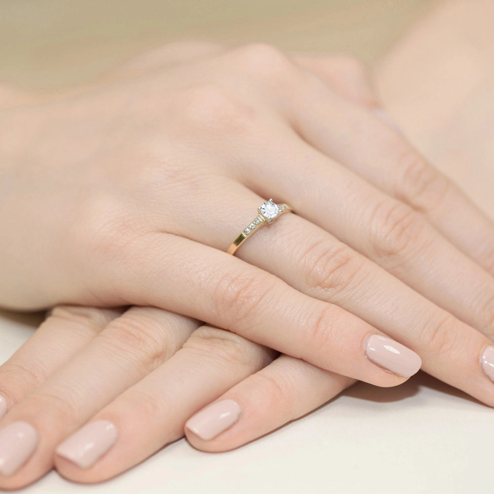 Prsten ze žlutého zlata s lab-grown diamanty 0,15 ct a 0,06 ct