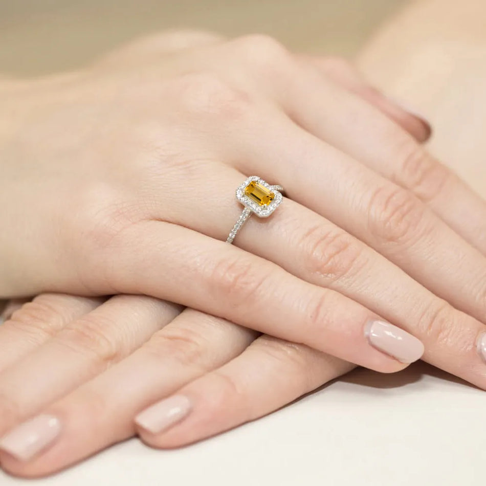 gold-ring-with-0-60ct-citrin-and-0-19ct-diamonds-w0403-ciy-01