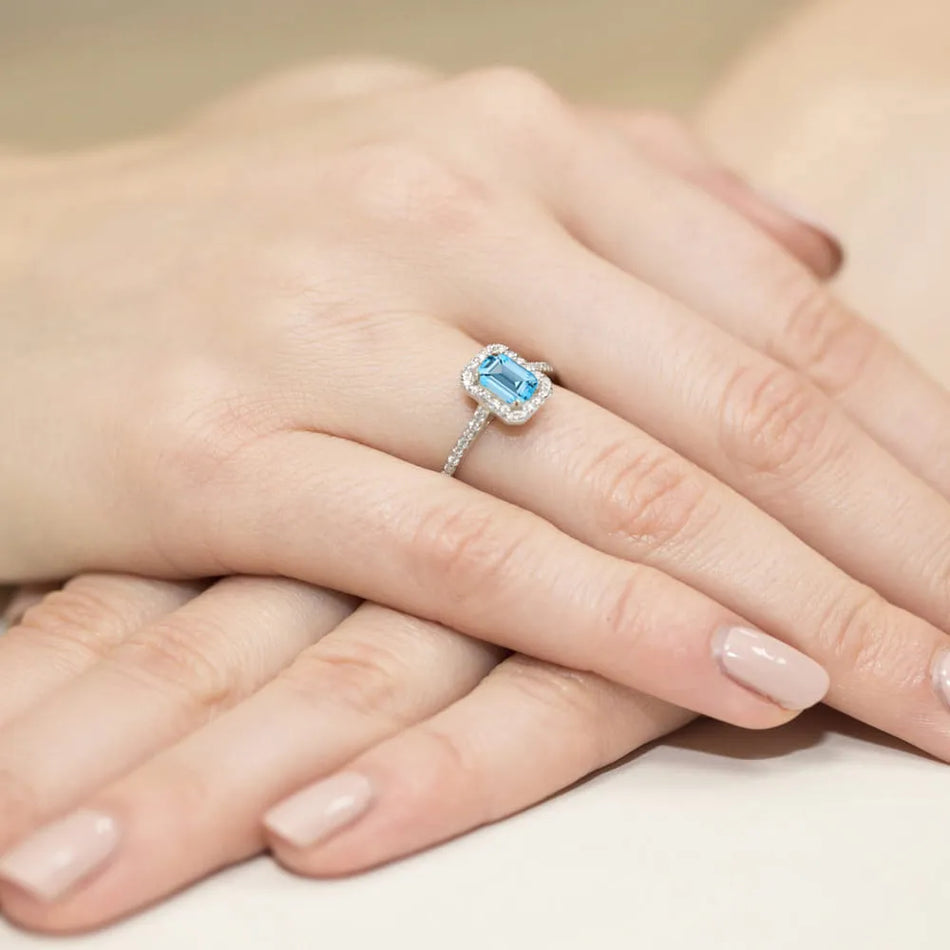 gold-ring-with-0-65ct-topaz-and-0-19ct-diamonds-w0403-tob-01
