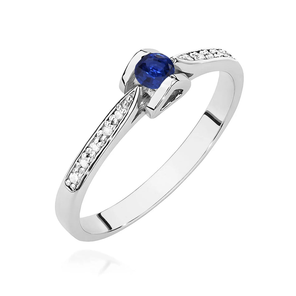 Prsten z bílého zlata s safírem o hmotnosti 0,15 ct a diamanty o hmotnosti 0,05 ct