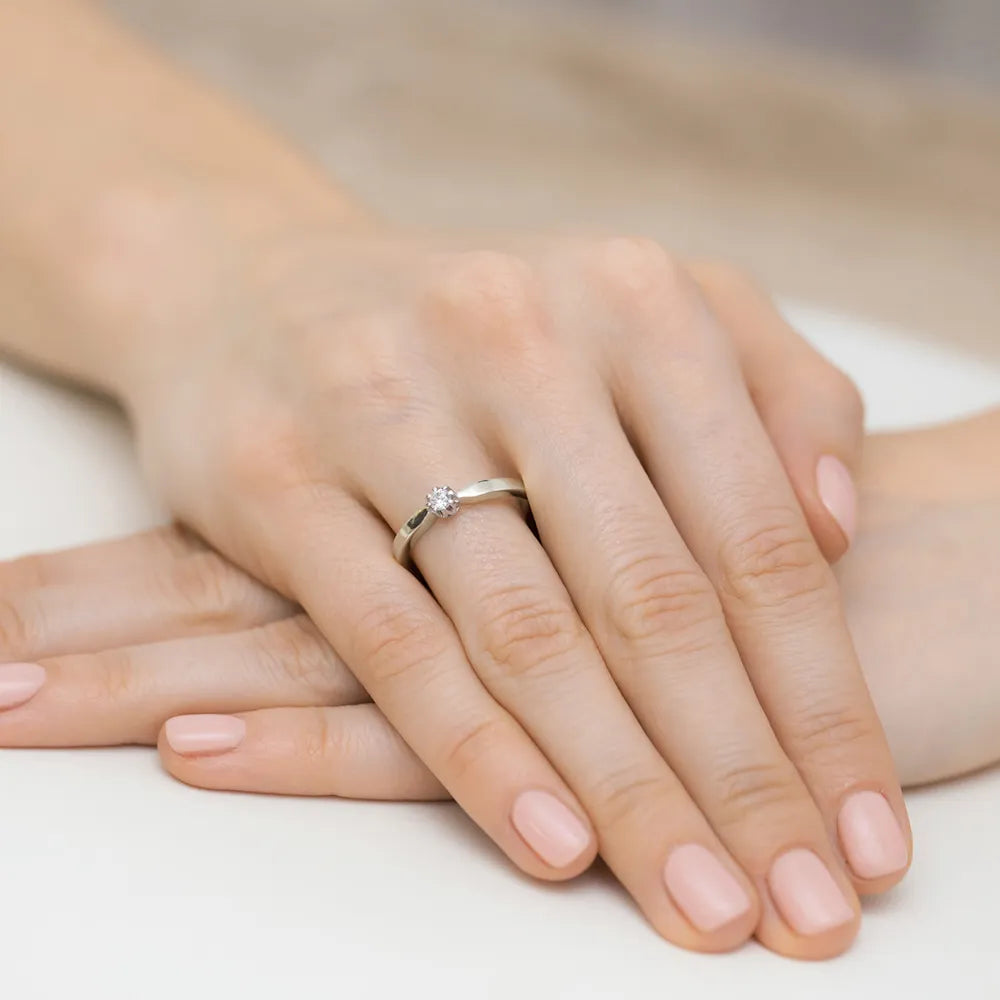 Zásnubní prsten s diamantem v 585 bílém zlatě