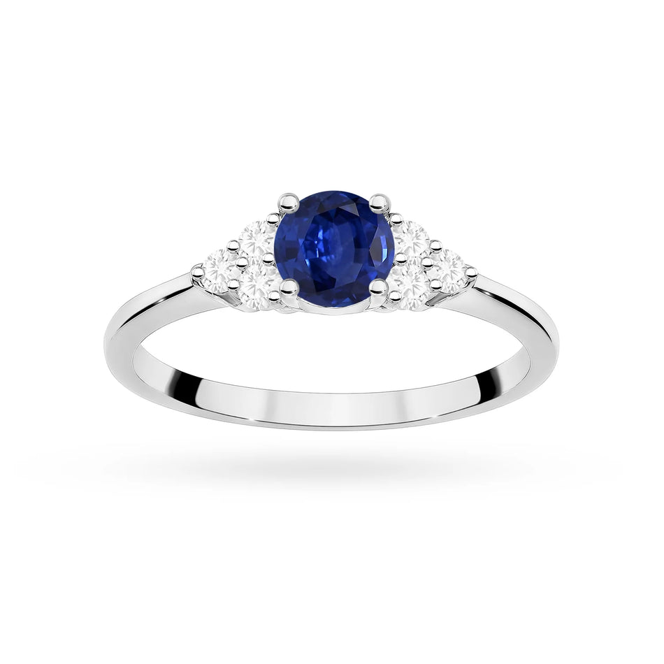 Prsten z bílého zlata se safírem 0,50 ct a diamanty 0,18 ct