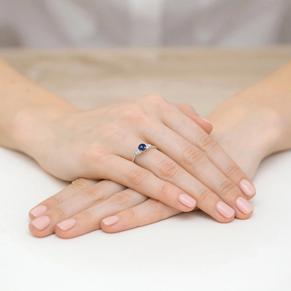 Prsten z bílého zlata se safírem 0,50 ct a diamanty 0,18 ct